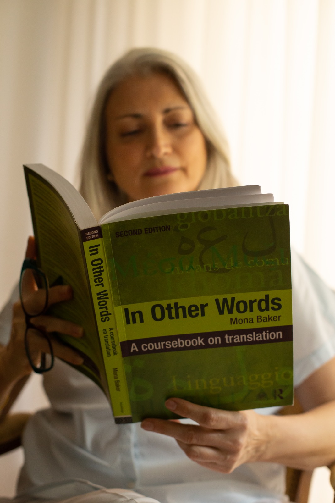 Magdalena leyendo libro